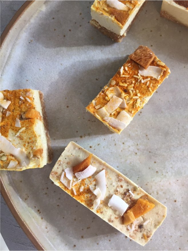 Barres végétales coco mangue sur assiette en céramique