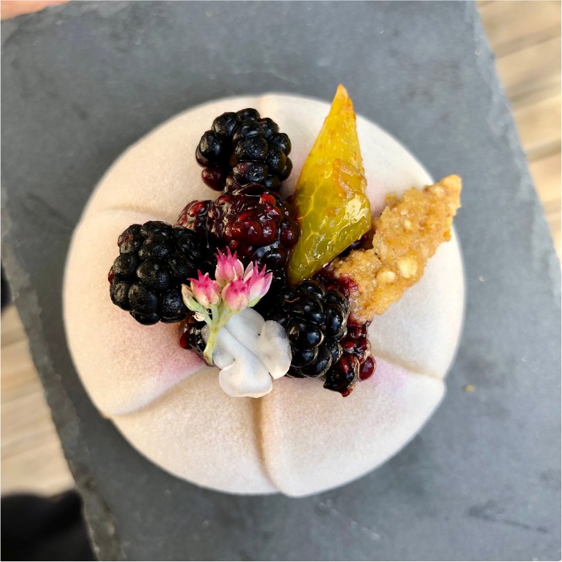 Entremets végétal mûre vanille pour une prestation cheffe nomade Studio Surya