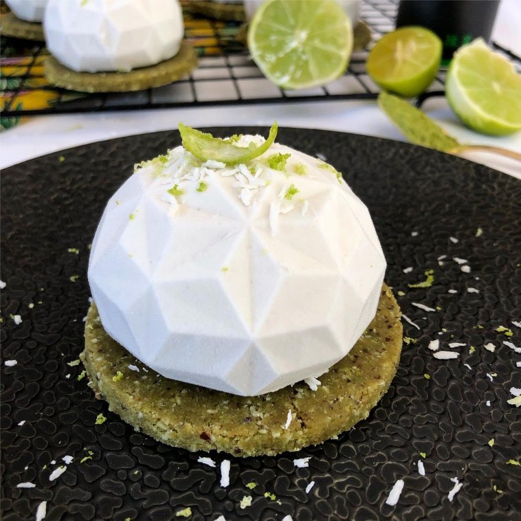 Dôme végétal citron vert coco sur assiette noire