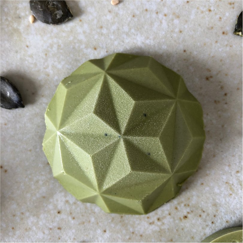 Dôme géométrique matcha végétal sur assiette claire