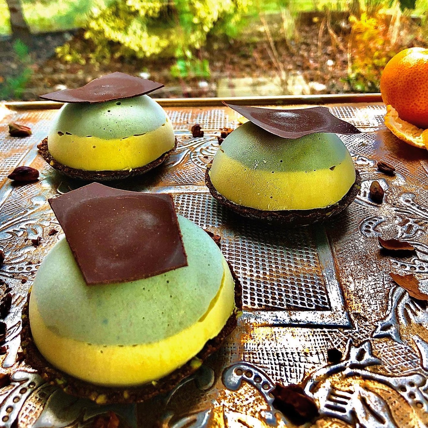 Entremets pistache agrumes et chocolat cru