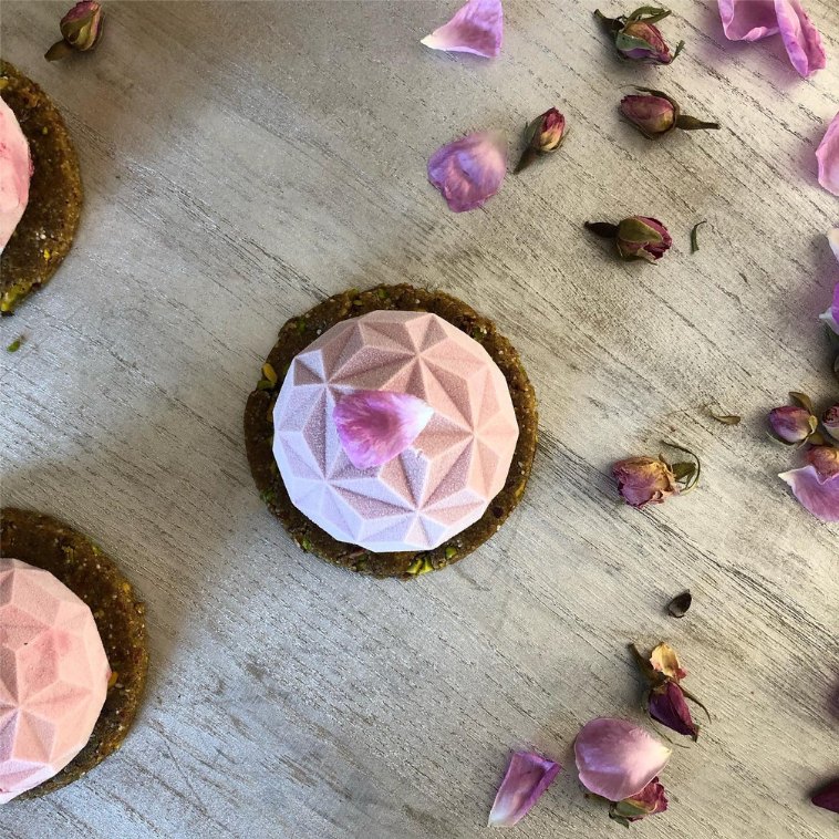 Entremets rose pistache avec pétales de roses