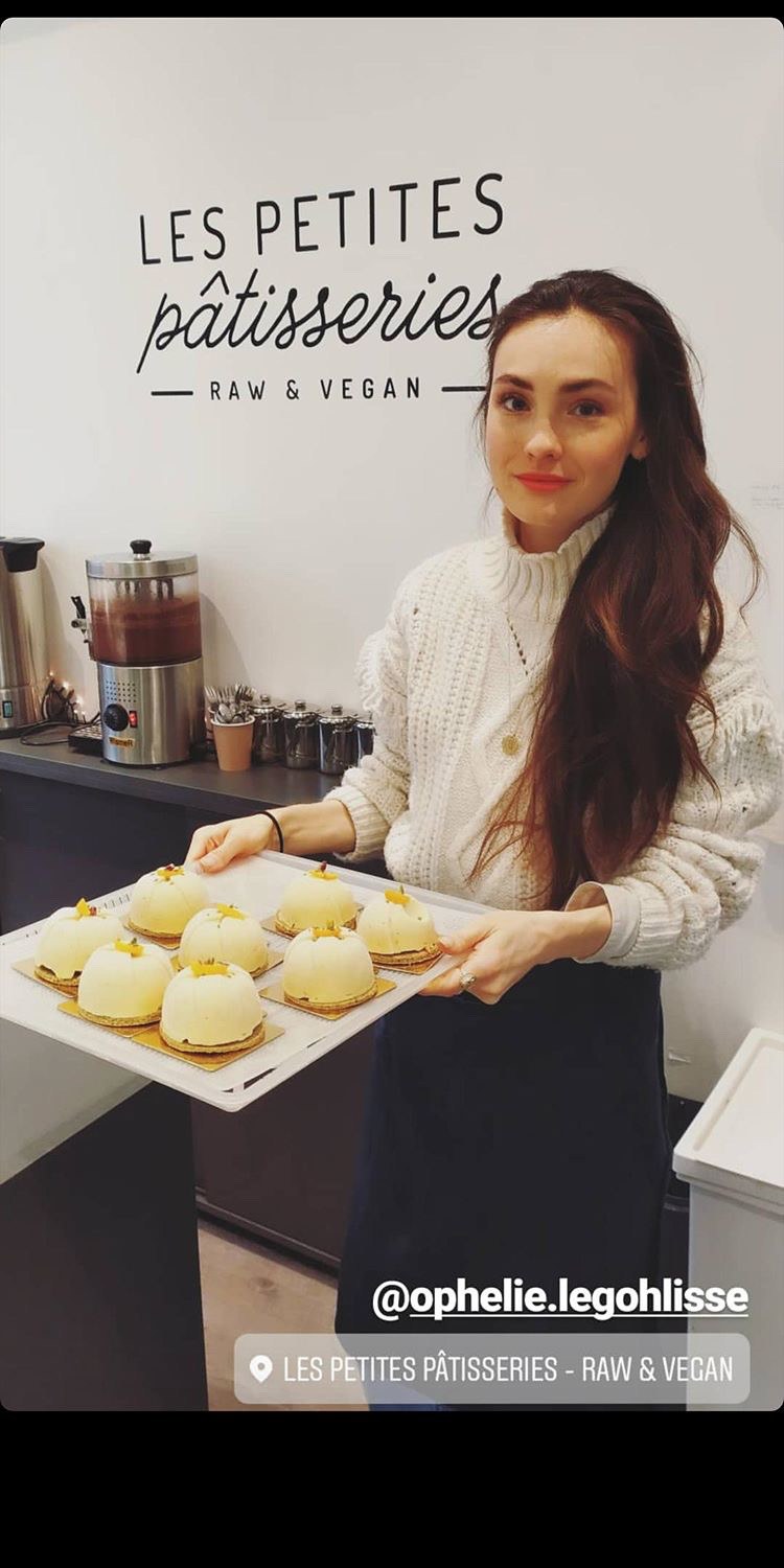 Ophélie présentant des pâtisseries raw vegan