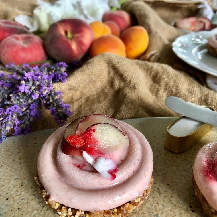 Tartelette végétale pêche lavande avec fruits frais
