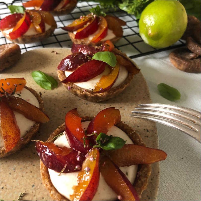Tartelettes végétales aux fruits d'été et basilic