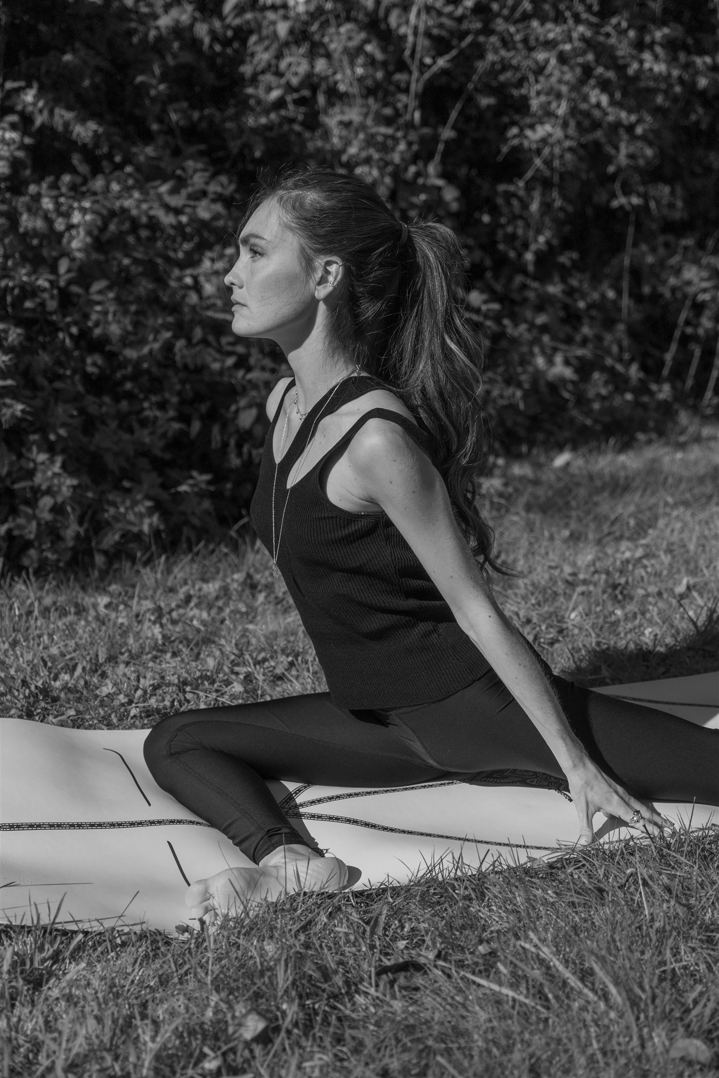Ophélie Le Gohlisse pratiquant le yoga en extérieur